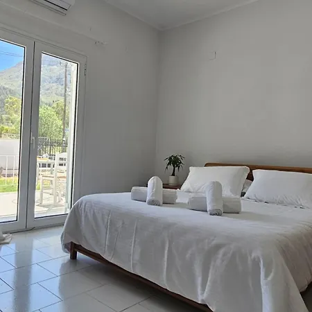 Grace And Harmony Of Ancient * Corinto